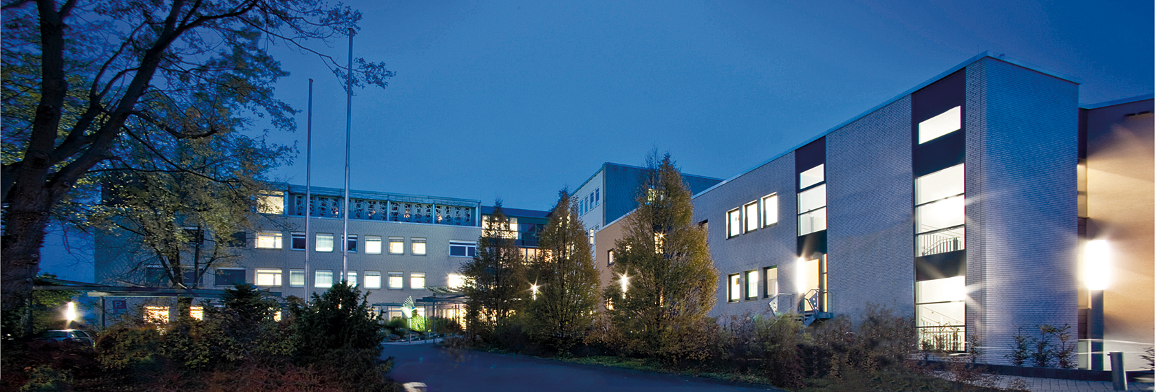 Die Außenaussicht des St. Josefs-Krankenhauses bei Nacht