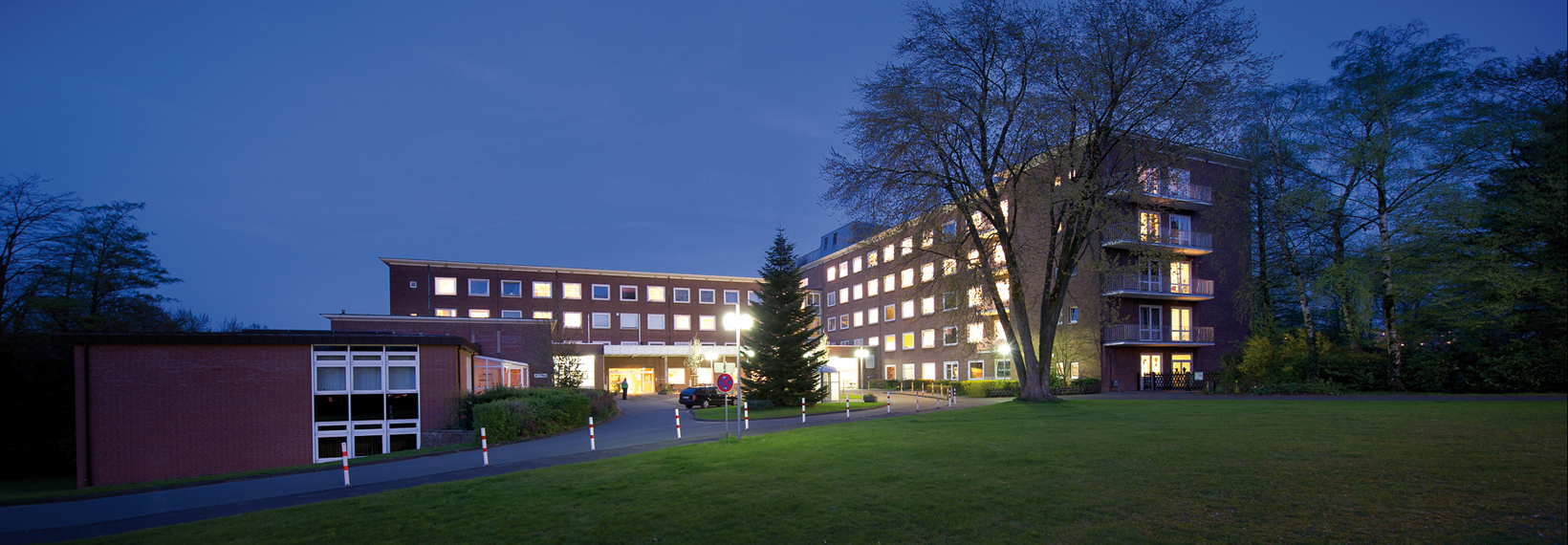 Die Außenaussicht der Frauen- und Kinderklinik St. Louise bei Nacht